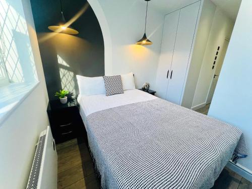 Dormers Wells Apartment | Luxury studios central London, perfect spot for tourists