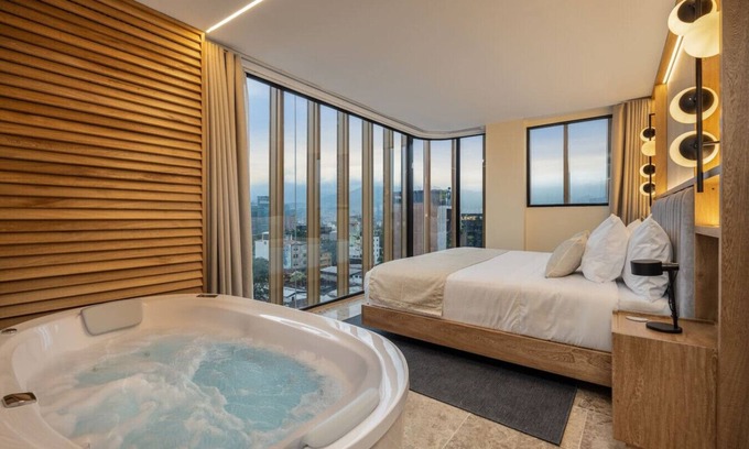 Zona Rosa Hotel | Luxury Suite with AC, Private Hot Tub & City View