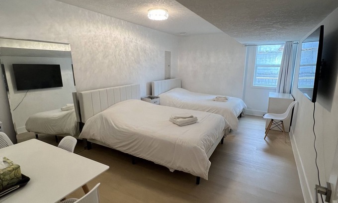 Regional District of Nanaimo House | Luxury Tudor's Gateway with A/C. Pet Friendly! (pet fee is applied).