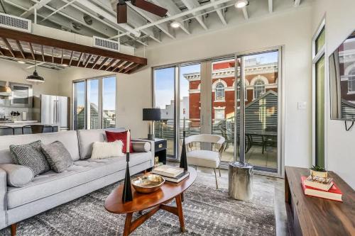 Arts/Warehouse District Apartment | Luxury Two Bedroom Penthouse