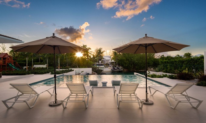 Leeward Settlement Villa | Luxury Villa - 4 Bedroom Waterfront Property