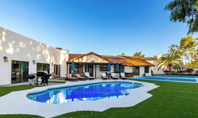Santiago House | Luxury Villa 6BR home, 5 En-suite Bathrooms & Pool