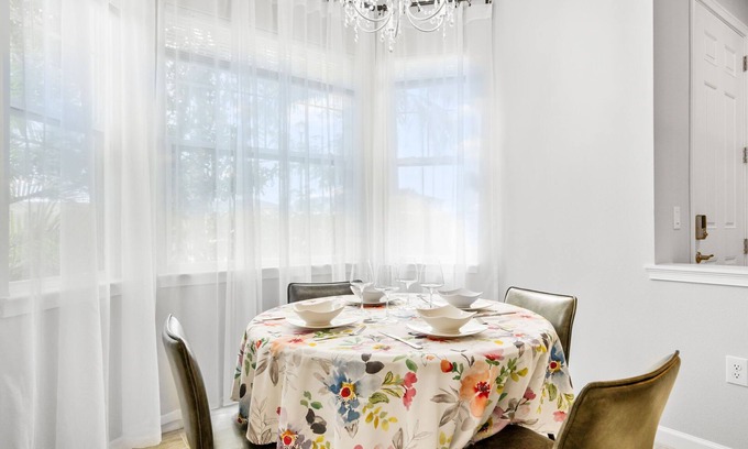 East Naples Villa | Luxury Villa in Naples- 2 Bedroom, Near Botanical Gardens, Community Pool & Gym