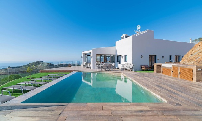 Motril Villa | Luxury Villa in the Middle of the Sun-kissed Costa Tropical With Infinity Pool