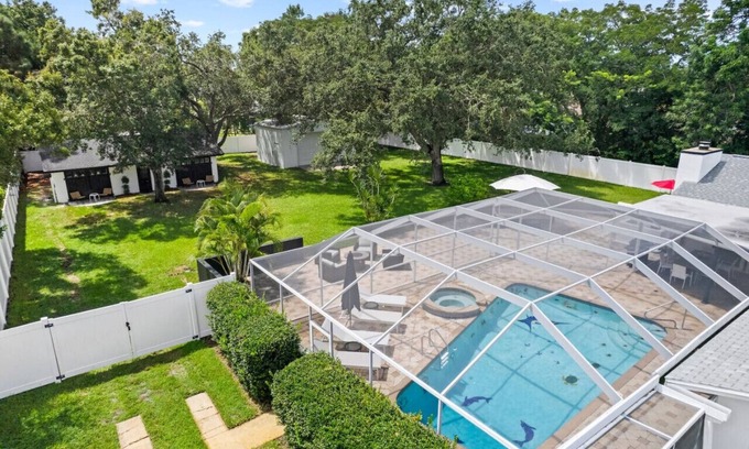 Del Prado Villa | Luxury Villa with Heated Saltwater Pool & Spa, Mini Golf, BBQ, 5 Mins to Beach