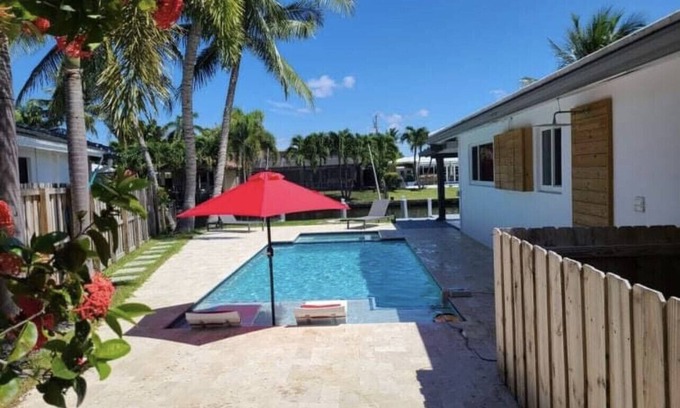 Imperial Point House | Luxury Waterfront Vacation Home! Heated Pool and Hot tub/Jacuzzi,5min to Beach