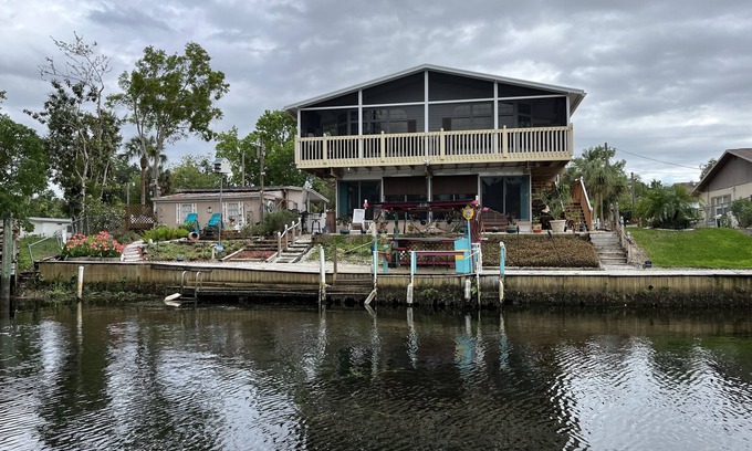 Weeki Wachee Gardens House | LUXURY WATERFRONT, KING SUITE & QUEEN SUITE, 3 full bathrooms, kayaks, Weeki
