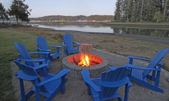 Allyn-Grapeview House | Luxury Waterfront with Hot Tub, Kayaks, Private Floating Dock, Single Story Home