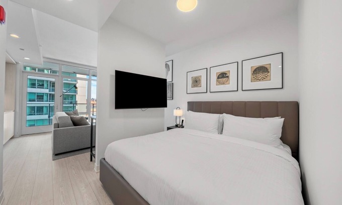 West Loop Apartment | Luxury West Loop Suites: Your Chicago Stay with Modern Comfort & Resort Perks