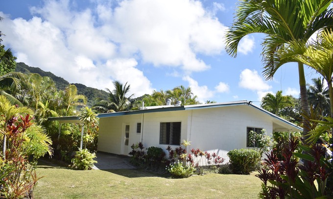 Tapere of Titikaveka House | Lyas Holiday Home - 20 metres from a stunning beach