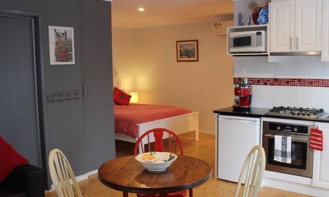 Cook Bed & Breakfast | Lyttle Cook BnB is roughly a 10-15min drive to most of Canberra's highlights.