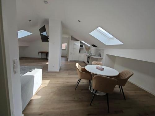 Hutschenhausen Apartment | Möbilierte Dachgeschosswohnung