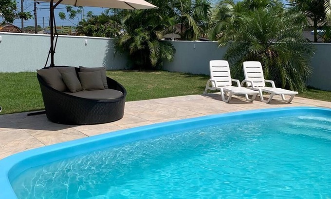 Matinhos House | M&M House - Casa com Piscina e Ar Condicionado em Matinhos Para 10 Pessoas