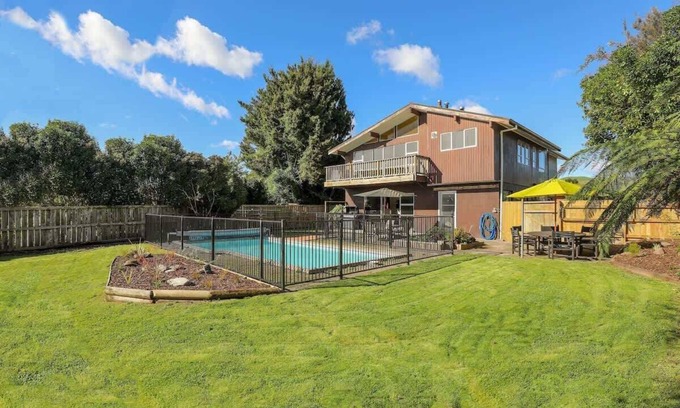 Lynmore House | M&M's Hotspot | Lynmore with Swimming Pool