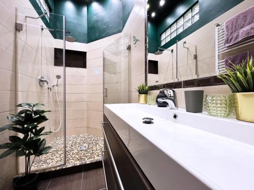 Ferencvaros Apartment | M13 Rustic Stylish with King Bed & Friendly Host