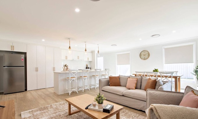 Dubbo House | Macintyre - Contemporary Charm, Sleeps 8
