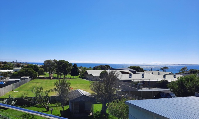 Bridport House | Magic home, magic views. Minutes walk to beaches, swimming, shops, restaurants
