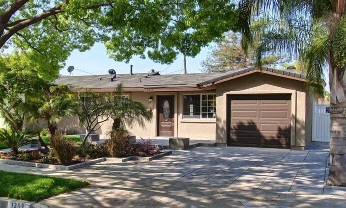 Anaheim Resort House | Magical Disneyland Escape – Walk to Park + Watch Fireworks from a Huge Backyard!