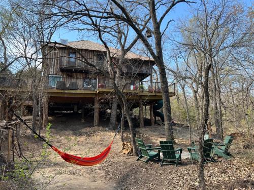 Dennis Ski Chalet | "Magical Treehouse" w spiral slide off the deck 350 acres on the Brazos River! Tubing! Petting Zoo!