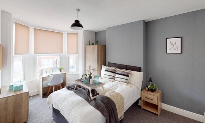 Beeston House | Magnificent 6-Bedroom Queen House in Beeston Awaits You!