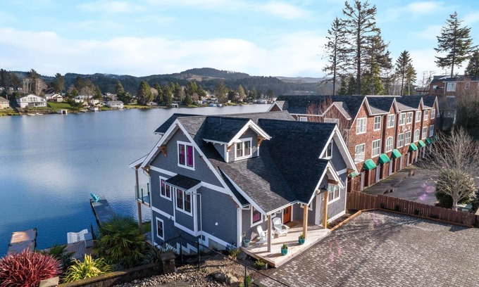 Neotsu House | Magnificent Lakeside Escape, Epic Views, Hot Tub, Dry Sauna, Private Dock for Fish & Paddle Boards
