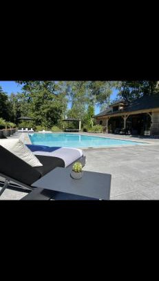 Court-Saint-Etienne Ski Chalet | Magnifique chalet en bois avec piscine et jacuzzi