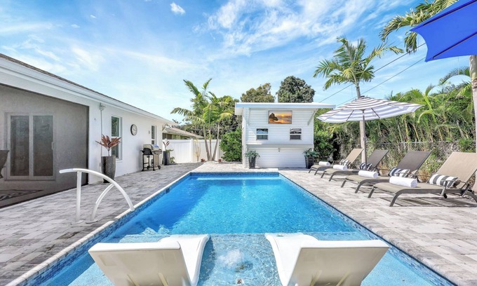 Naples Park House | Magnolia Manor 4 bdrm | Private Heated Pool | Vanderbilt Beach & Mercato