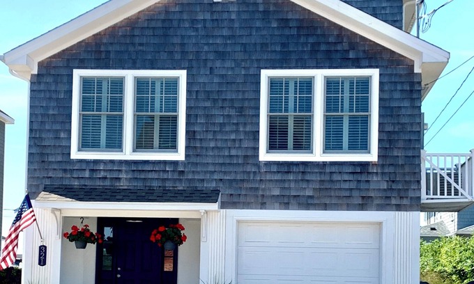 Mystic - New London House | MAIN BEACH ACCESS in GLP! Charming 3-Bedroom House with AC!