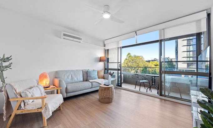 Kangaroo Point Apartment | Main Point! 1Bed/1Bath/1Car ~ 5 mins to CBD