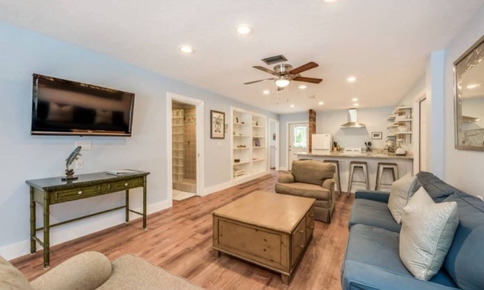 East Naples Apartment | Main-Stay is a larger 2/1 central to all Naples