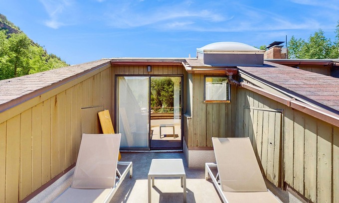 West End Cabin | Main Street room - pool & hot tub - walk to lifts, dog-friendly, top floor