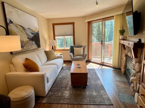 Sun Peaks Apartment | Main Village, Ski-in Ski-out, Hot Tub, Condo