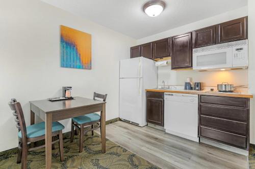 Madison Hotel | MainStay Suites Madison Airport