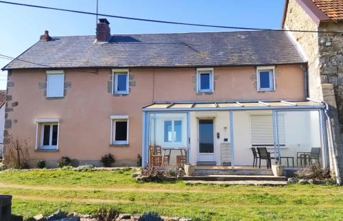 Chenerailles - Auzances - Bellegarde et Haut Pays Marchois House | Maison conviviale près de Charron avec jardin, 100 m²
