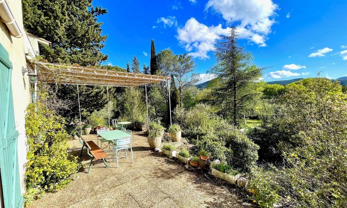 Bedarieux House | Maison de Vacance sur un Magnifique Jardin Arboré, vue Superbe
