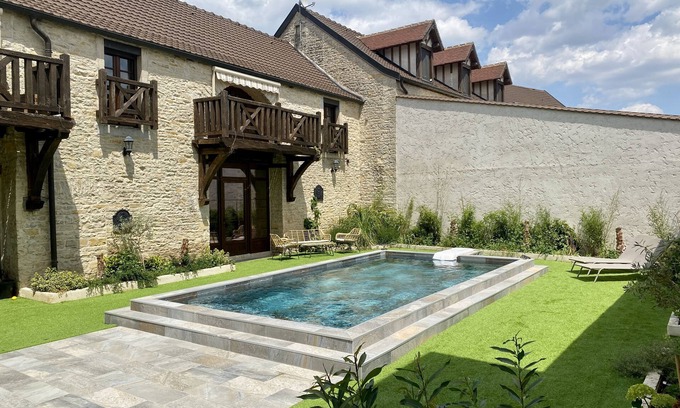 Corcelles-les-Monts House | Maison en Pierre Dans un Cadre Idyllique - Piscine - 30 Couchages