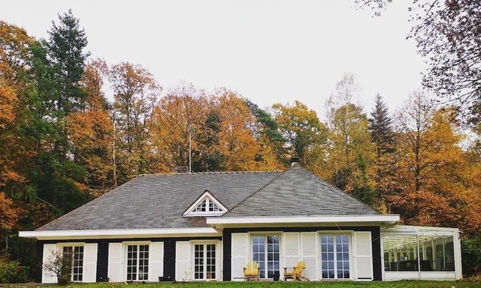 Tourville-sur-Pont-Audemer House | Maison Canadienne dans la forêt