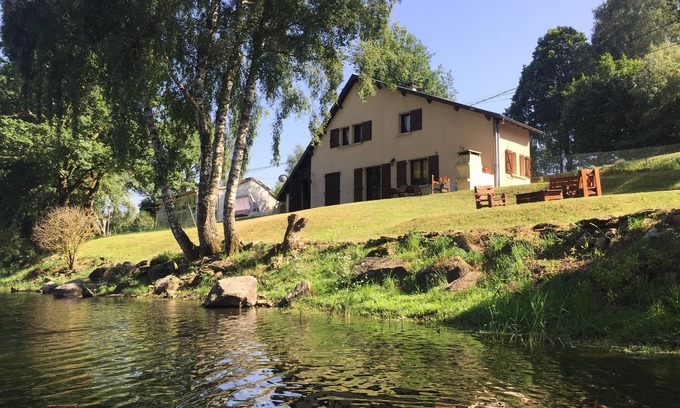 Arvieu House | Maison Lac de Pareloup, "THE FEET IN THE WATER"