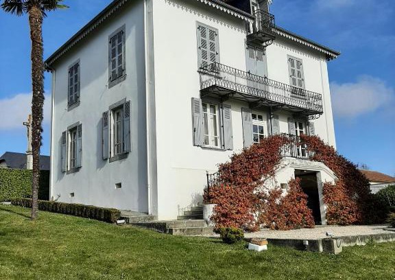 Burg Bed & Breakfast | Maison LaPlace