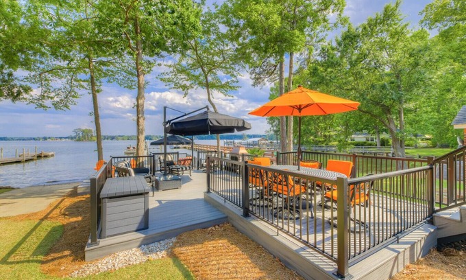 Gilbert House | Majestic Lake Murray Retreat | +2BR Guest House