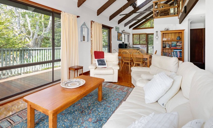 Malua Bay Apartment | Malua Bay Treehouse | Minutes to Beach & Cafés