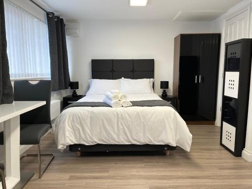 Broadheath Apartment | Man Studio - StereoShower FreeParking 5min-Metro