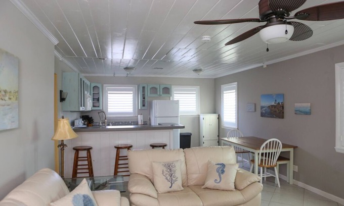 Stuart House | Manatee Pocket Guest Cottage