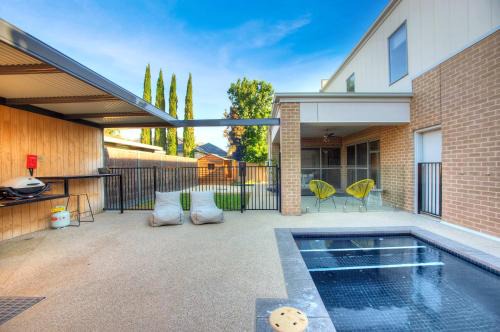 Echuca House | Mandel on High - Echuca Holiday Homes