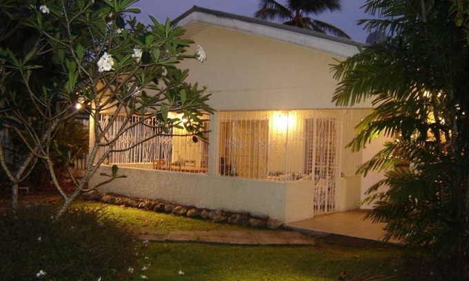 Folkestone House | Mango House - 2 bedroom. Walking distance to beach!