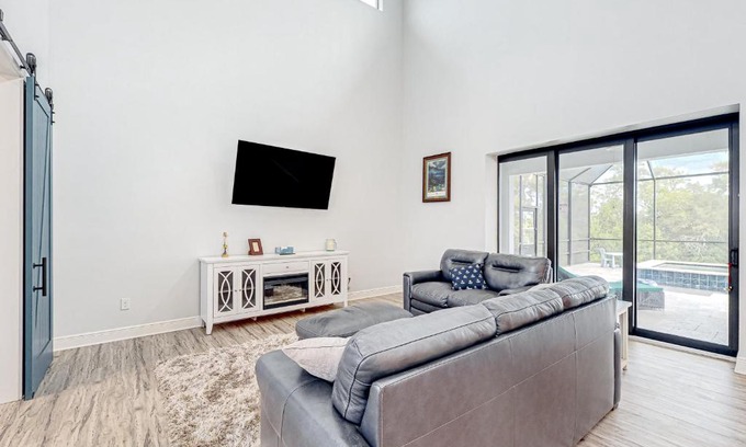 Apollo Beach House | Manila Palm Manor