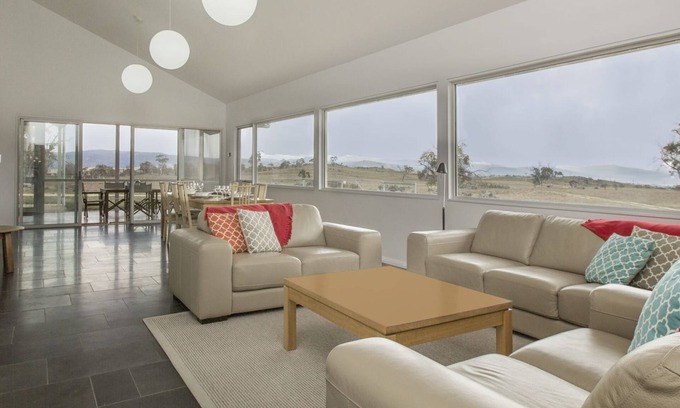 Jindabyne House | Manna Tree Farm - Modern 3BR House on 100 Acres l Mountain Views l WiFi l BBQ l Wo