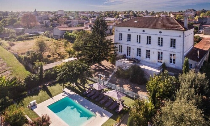 Saint-Meme-les-Carrieres Villa | Manor house in the heart of the vineyards