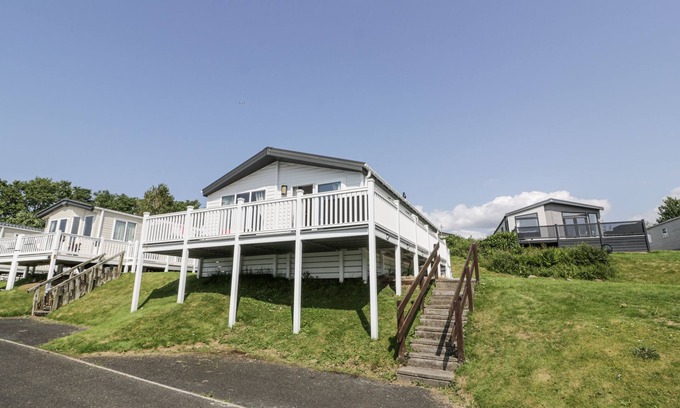 Wemyss Bay Cottage | MANOR HEIGHTS LODGE, pet friendly, with a garden in Wemyss Bay