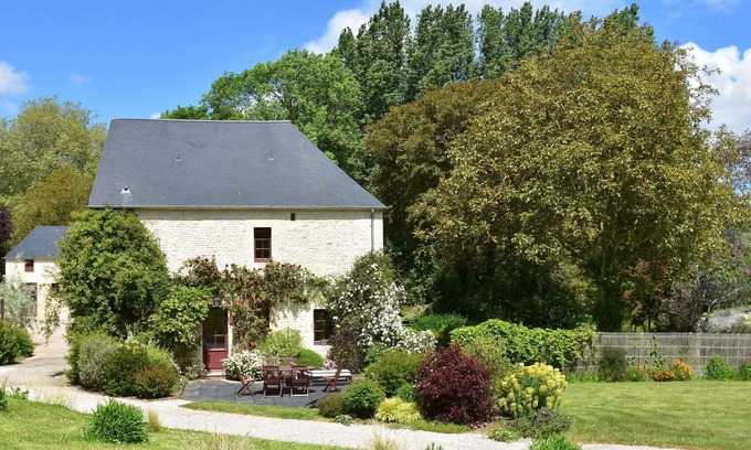 Ponts sur Seulles Villa | Manor in Normandy with Spa and Pool